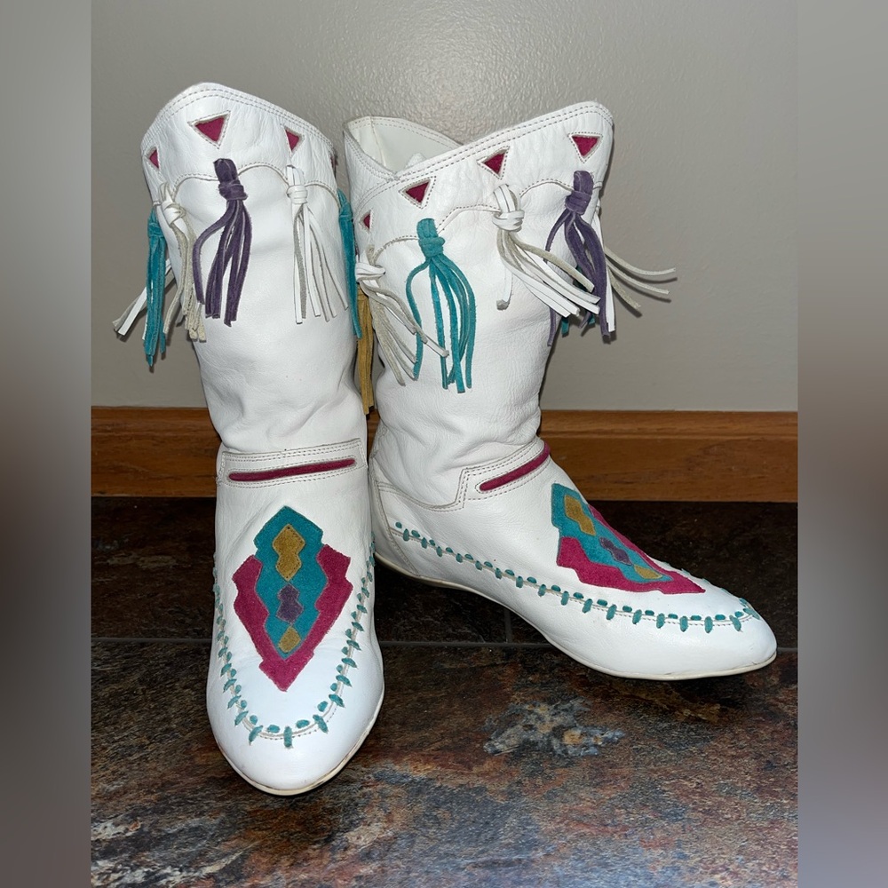 Vintage L.J. Simone white tassel pull on mid calf leather moccasin boot. 7.5 B